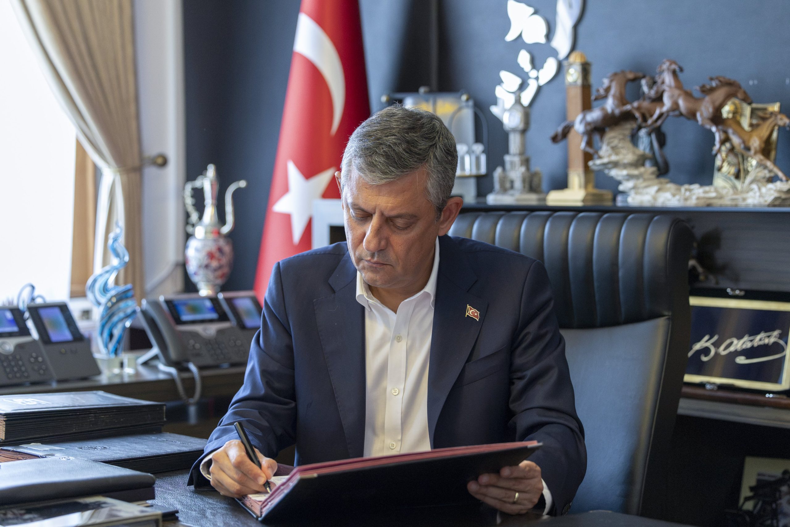 Özgür Özel, CHP’den istifa etti