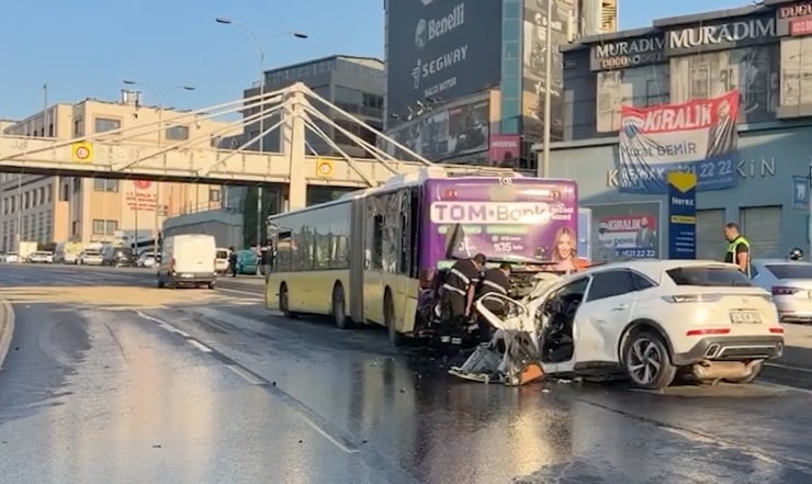 Küçükçekmece’de otomobil İETT otobüsüne çarptı: Üç ölü
