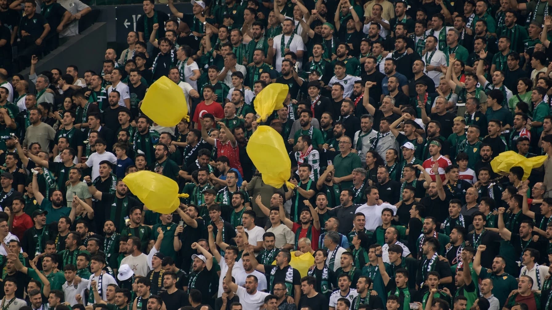 Amedspor maçında ‘sarı torba’ gösteren 5 kişiye ev hapsi: ‘Halkı kin ve düşmanlığa tahrik’
