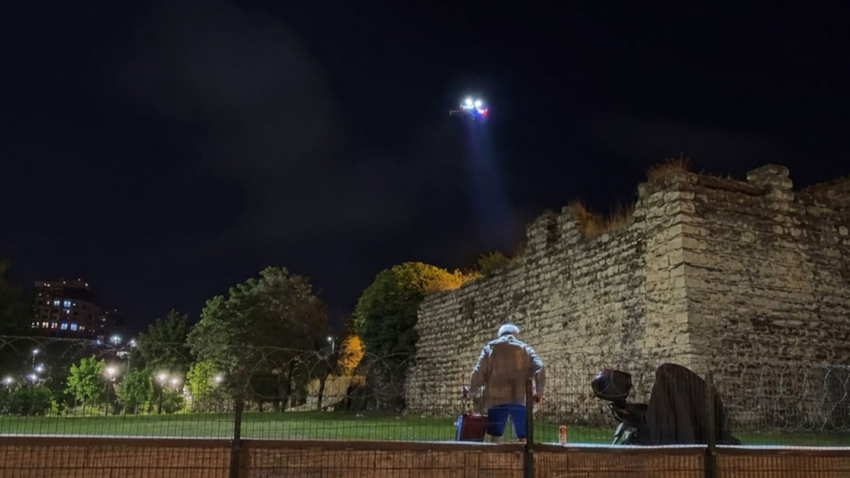 Fatih’te alkol içenlere havadan uyarı: ‘Bu bir polis drone’udur’