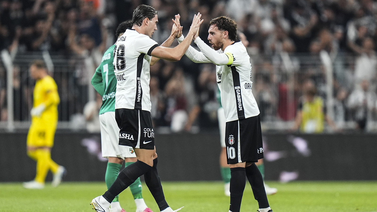 Beşiktaş tur kapısını araladı: 3 gollü galibiyet