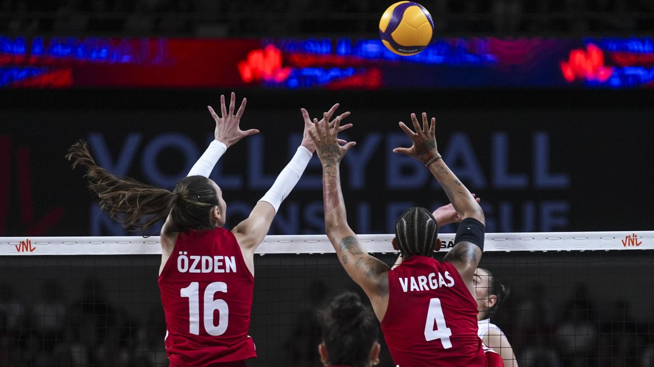 A Milli Kadın Voleybol takımı ilk mağlubiyetini aldı: Son 16’da rakip Azerbaycan