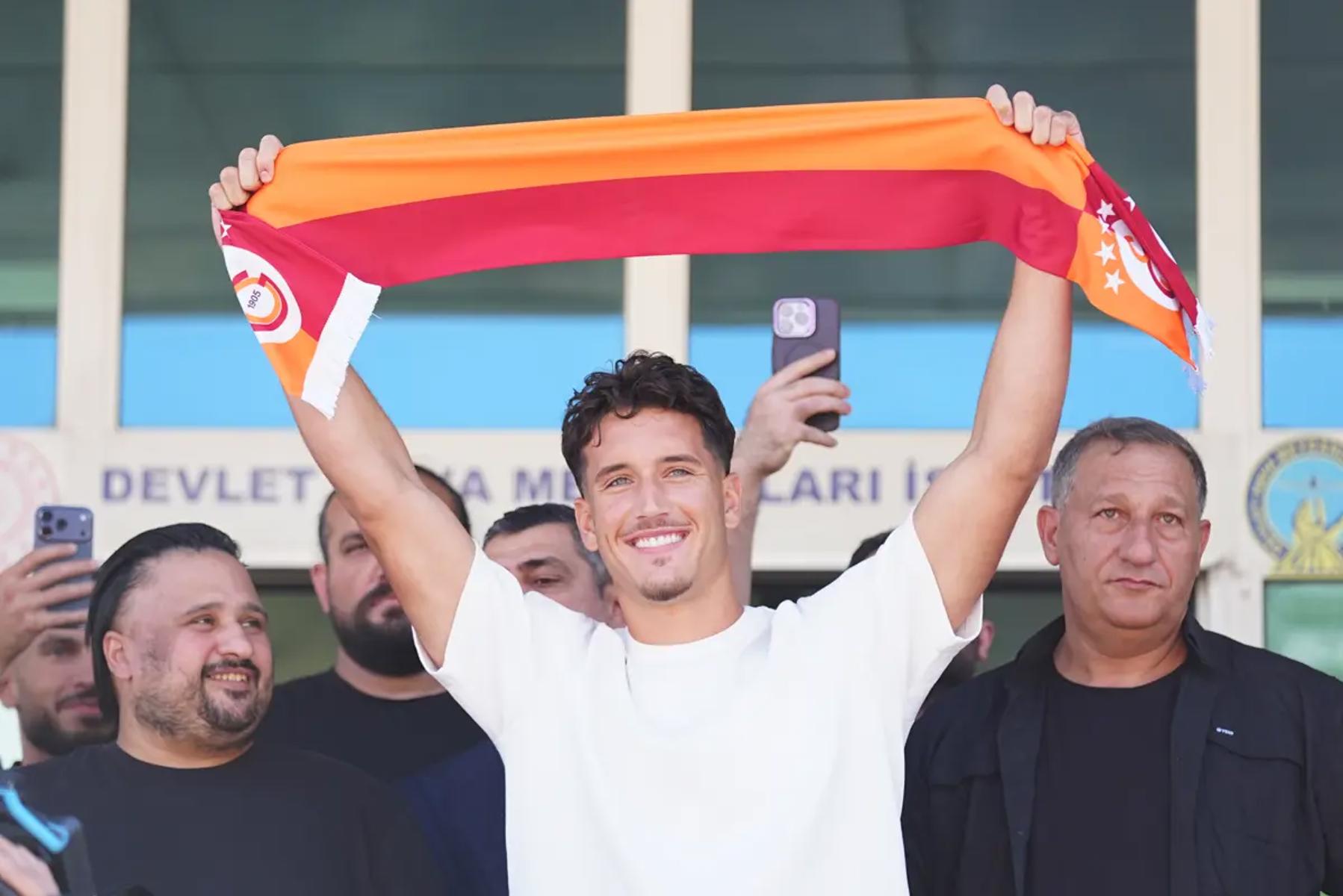Deniz Gül, İstanbul’a geldi: Galatasaray yeni forvetine kavuştu