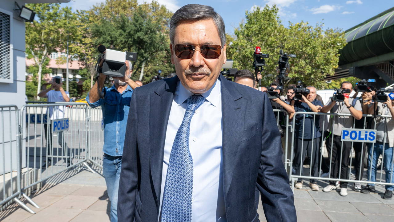 Melih Gökçek ve Bülent Arınç arasında sakız polemiği: ‘Kimlerin alkışladığı her şeyi anlatıyor’