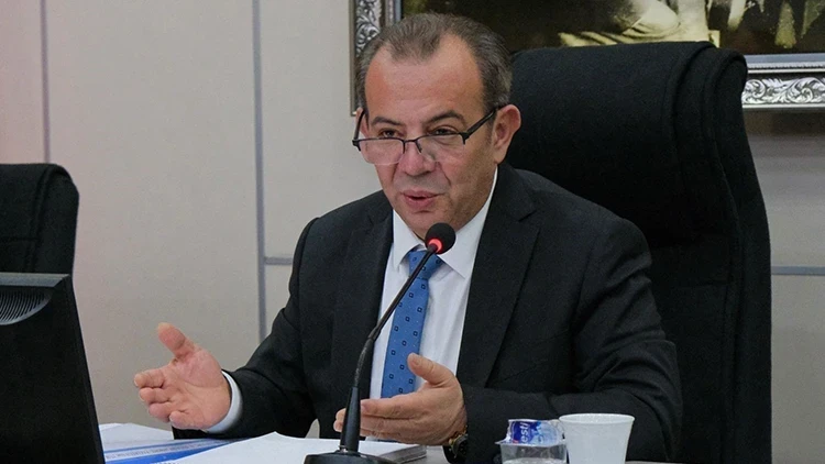 Sağlık ekipleri müdahale etti: Bolu Belediye Başkanı Tanju Özcan duruşmada bayıldı