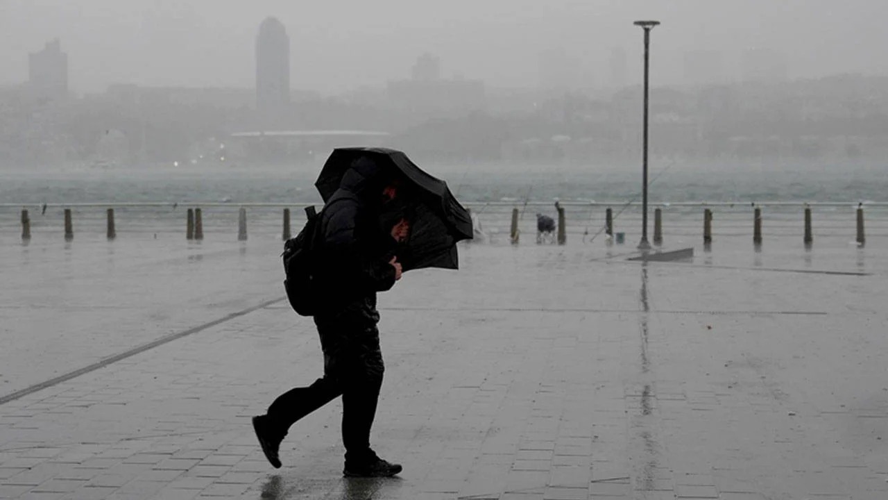 İstanbul’da kuvvetli sağanak devam edecek: Valilikten 3 ilçe için uyarı