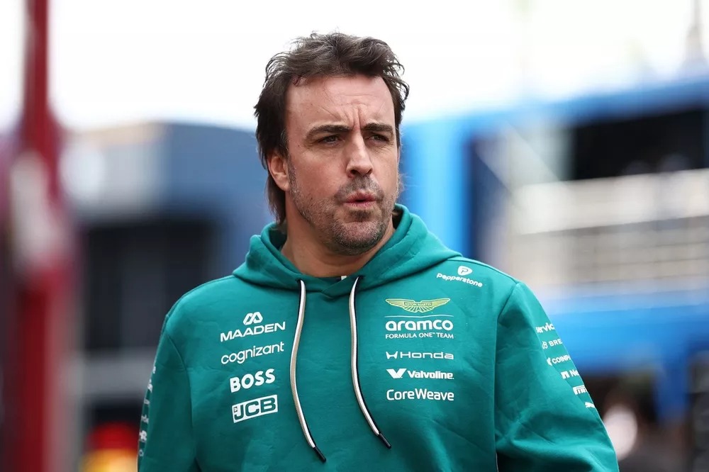 Fernando Alonso bir yıl daha Formula 1’de: Aston Martin’le yeni sözleşme