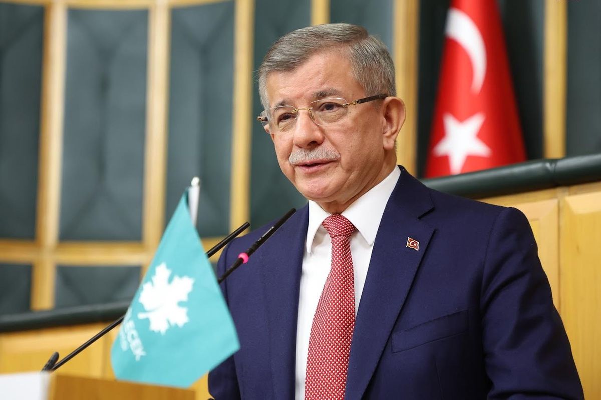 Ahmet Davutoğlu’na soruşturma başlatıldı: ‘Cumhurbaşkanına hakaret’ suçlaması