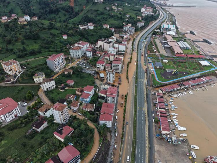 Trabzon ve Rize’yi sel vurdu: Cadde ve yollar su altında kaldı