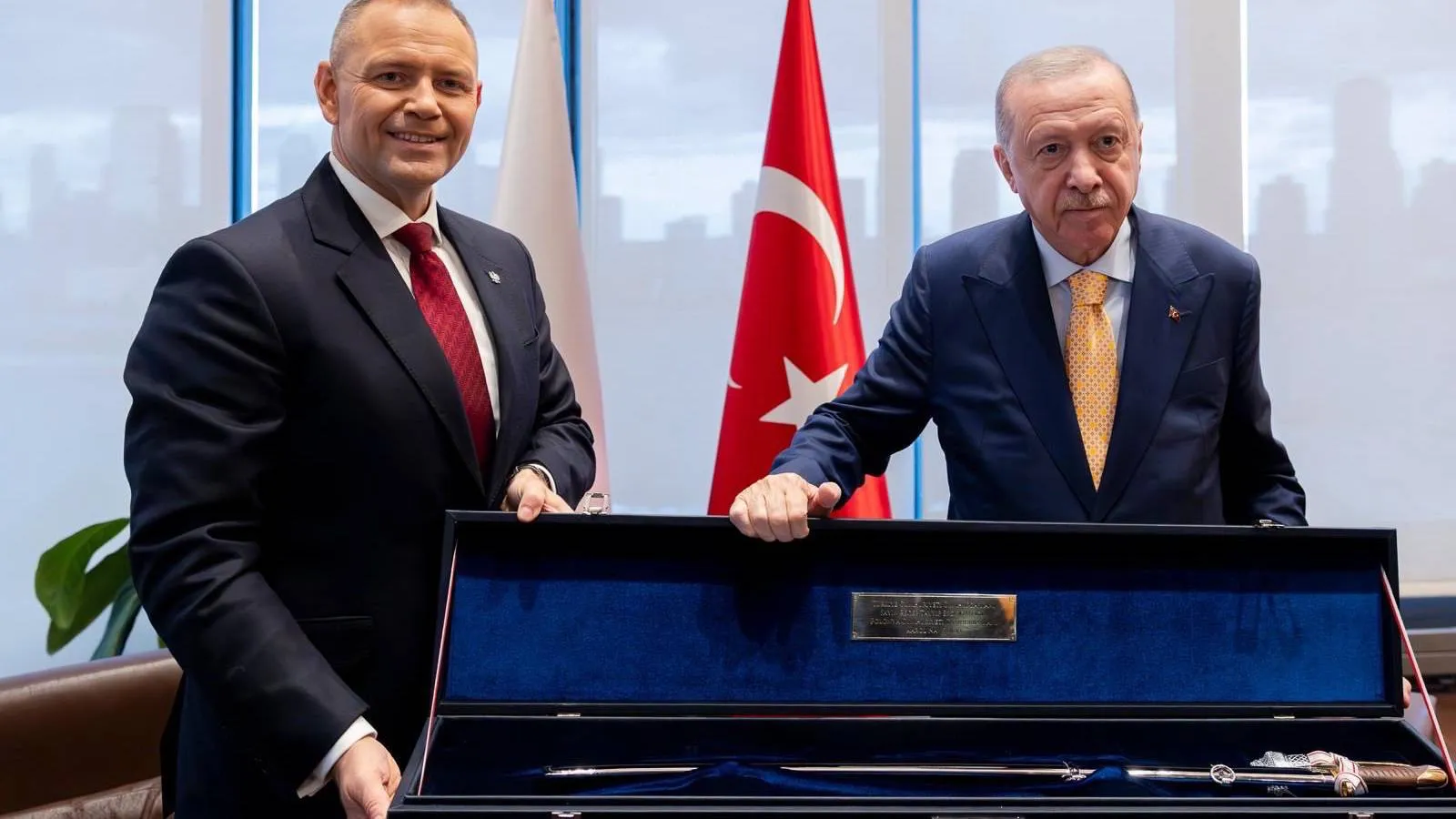 Polonya Cumhurbaşkanı, Erdoğan’a kılıç hediye etti: Ankara’da tabanca verilmişti