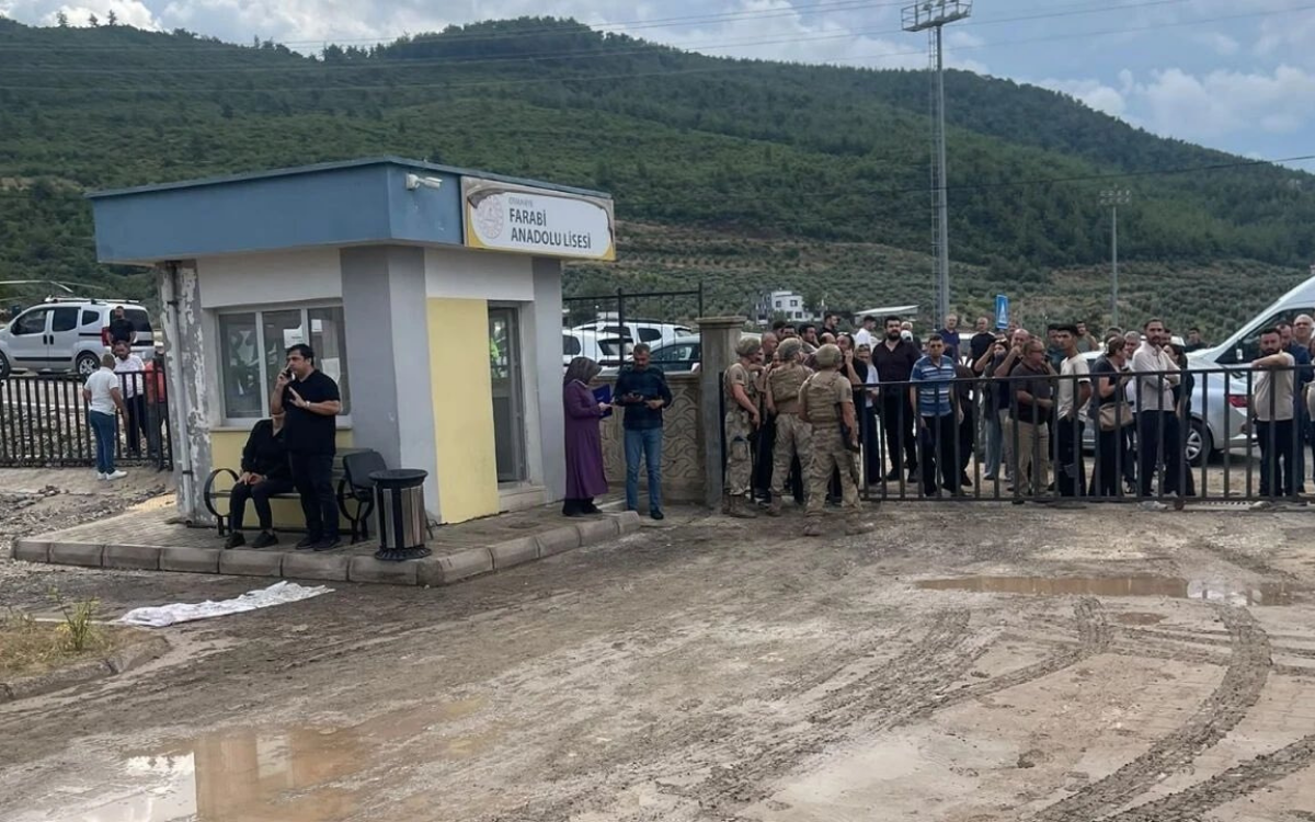 Silahlı saldırıya uğrayan öğretmen kurtarılamadı: Yeğeni okul bahçesinde vurdu