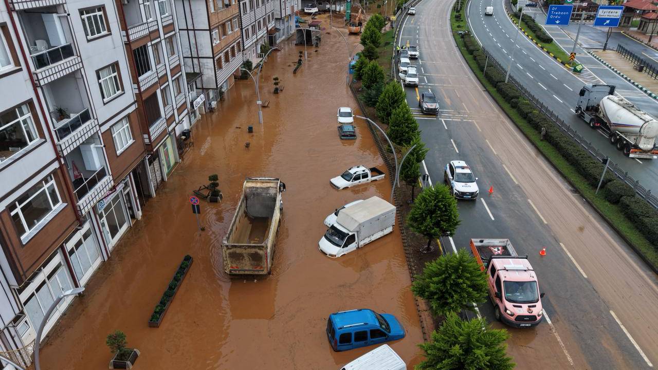 Trabzon ve Rize’yi sel vurdu: Cadde ve yollar su altında kaldı