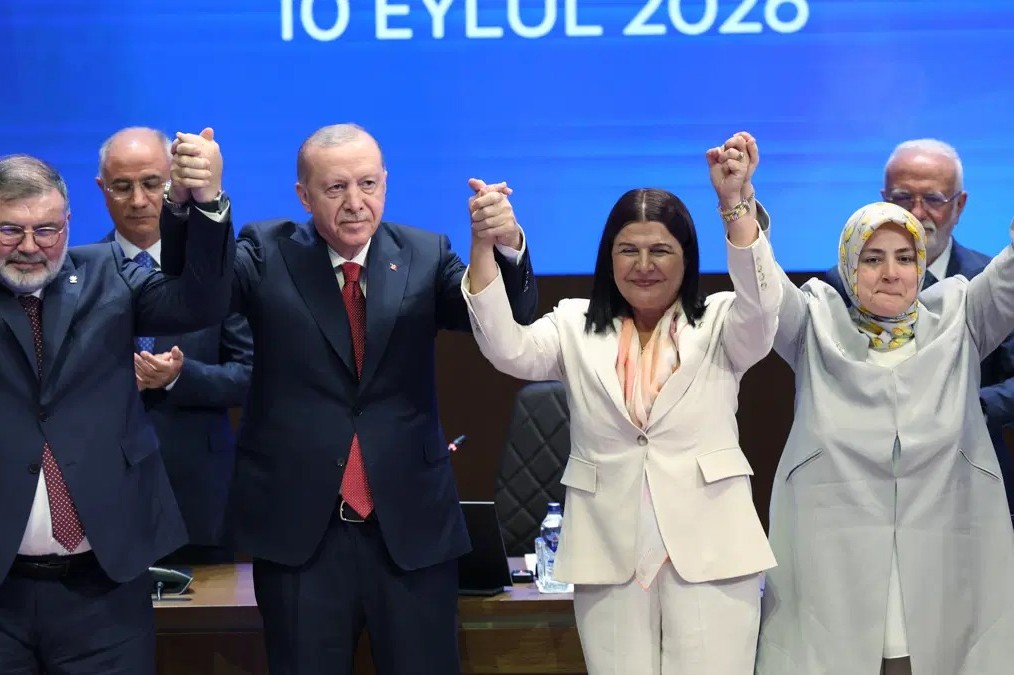 Foça Belediye Başkanı Saniye Bora Fıçı, AK Parti’ye katıldı