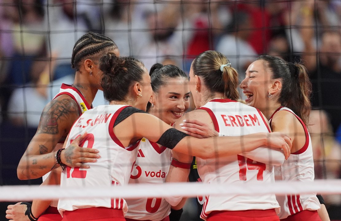 Türkiye finalde: Filenin Sultanları, Sırbistan’ı set vermeden geçti
