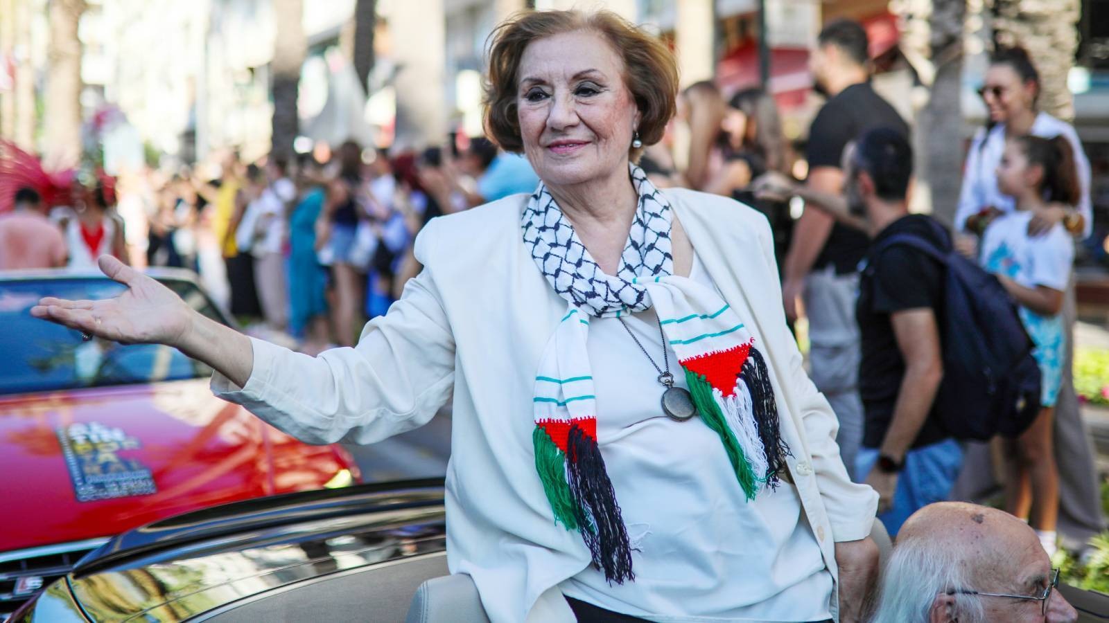 Usta oyuncu Gülsen Tuncer son yolculuğuna uğurlandı
