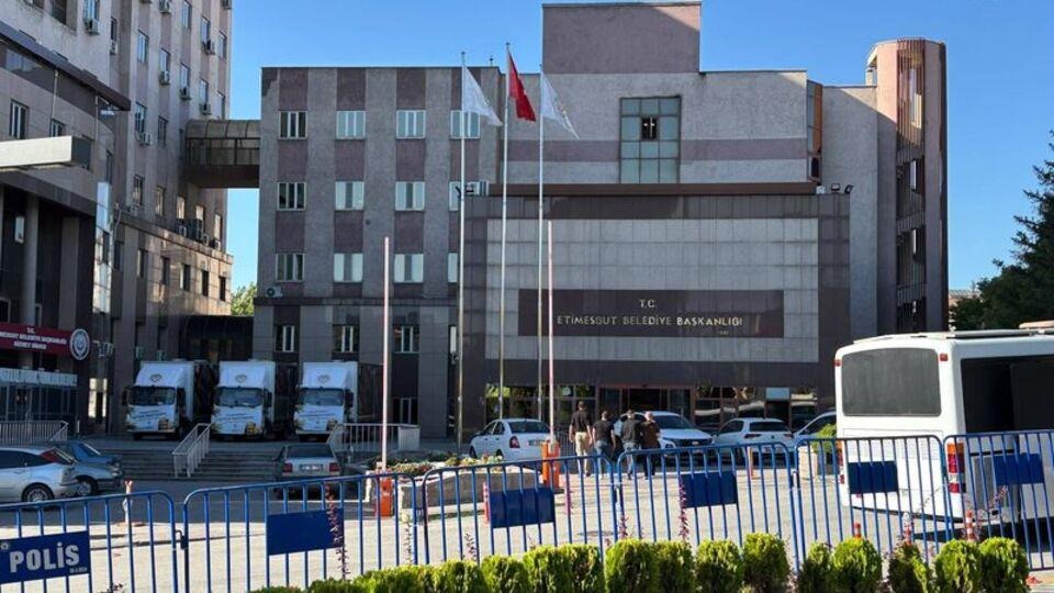 Etimesgut Belediyesi’ne operasyon: Başkan yardımcıları dahil 25 kişi gözaltında