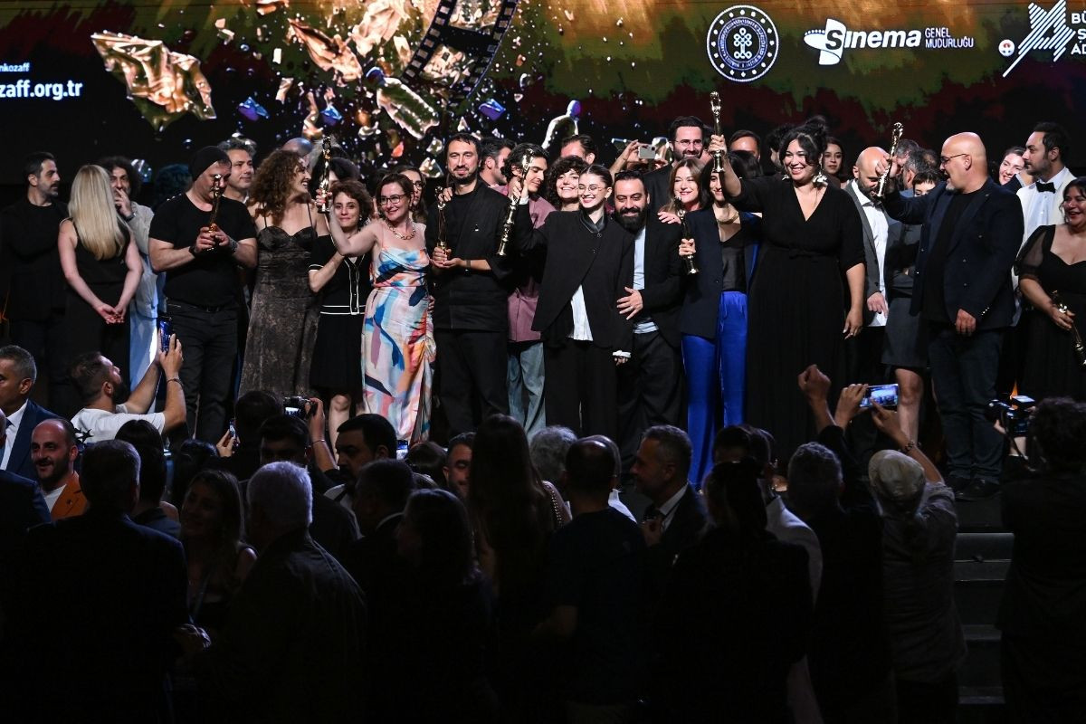 33. Altın Koza Film Festivali’nde ödüller sahiplerini buldu: En İyi Film Ödülü ‘Bir Arada Yalnız’ın