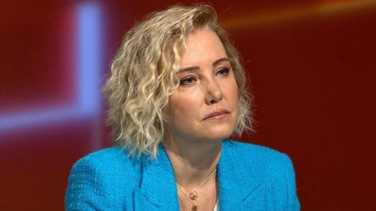 Berna Laçin duyurdu: Gözaltına almaya geldiler, evde arama yapıyorlar