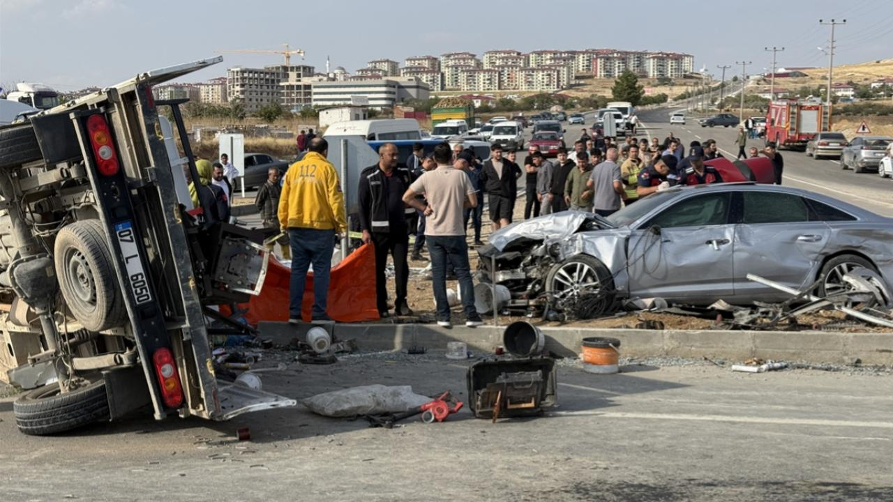 MHP Milletvekili Zuhal Karakoç’un bulunduğu konvoyda kaza: 1 ölü, 7 yaralı