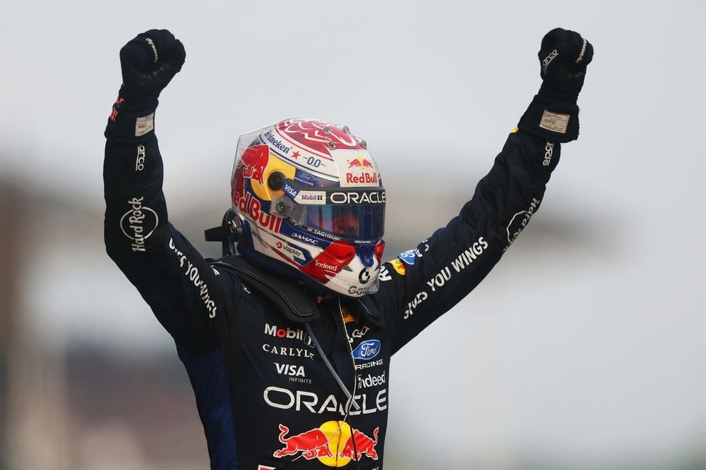 Singapur’da sprint yarışını Max Verstappen kazandı: Dokuz araç yarış dışı kaldı